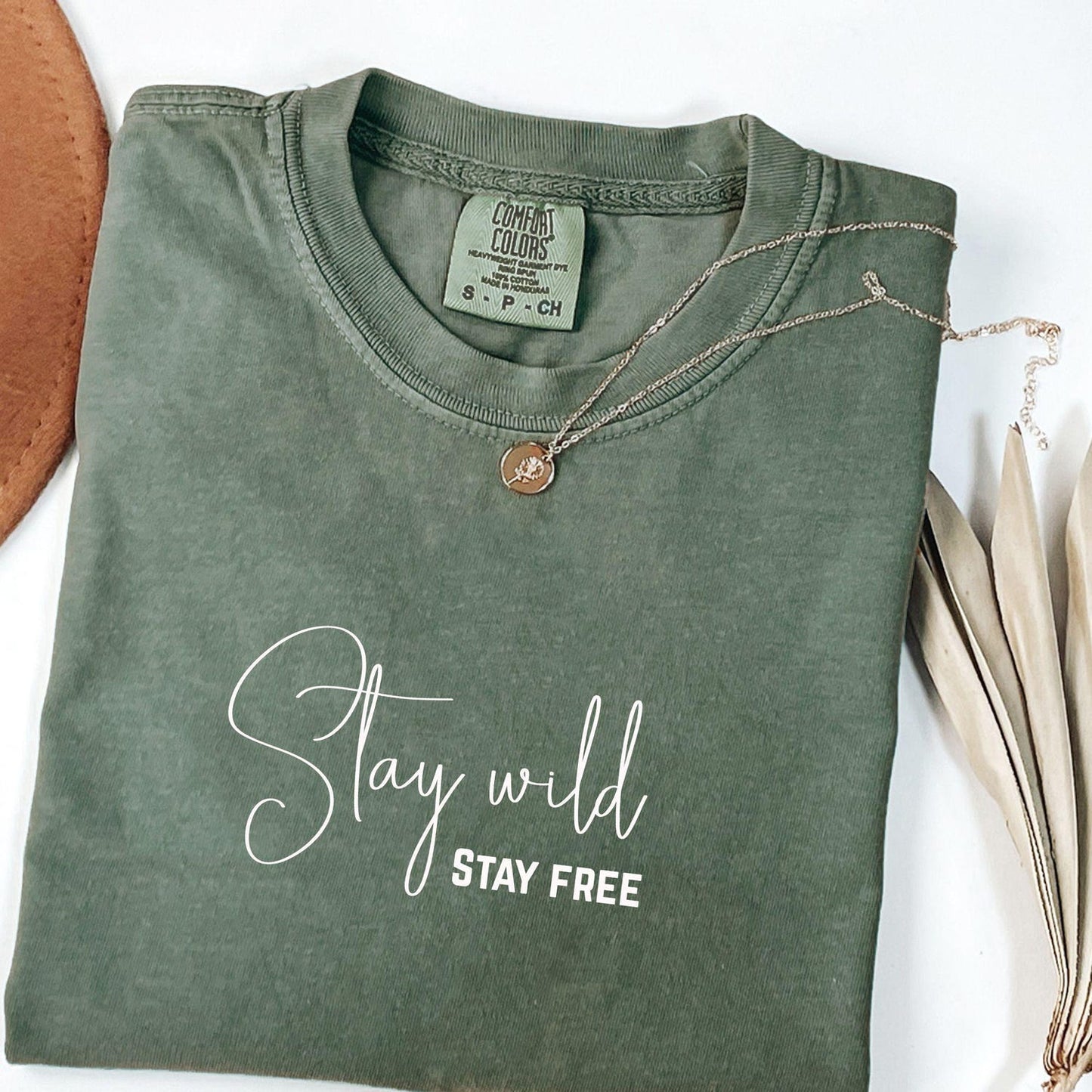 Stay Wild Stay Free Minimalist T-Shirt for Nature Lovers Free-Spirited Souls, Gift for Adventurers Hikers Outdoor People