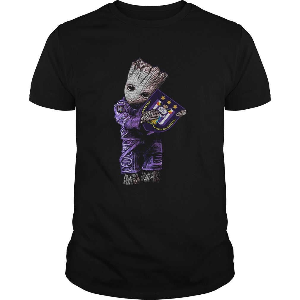 Baby Groot hug RSC Anderlecht shirt