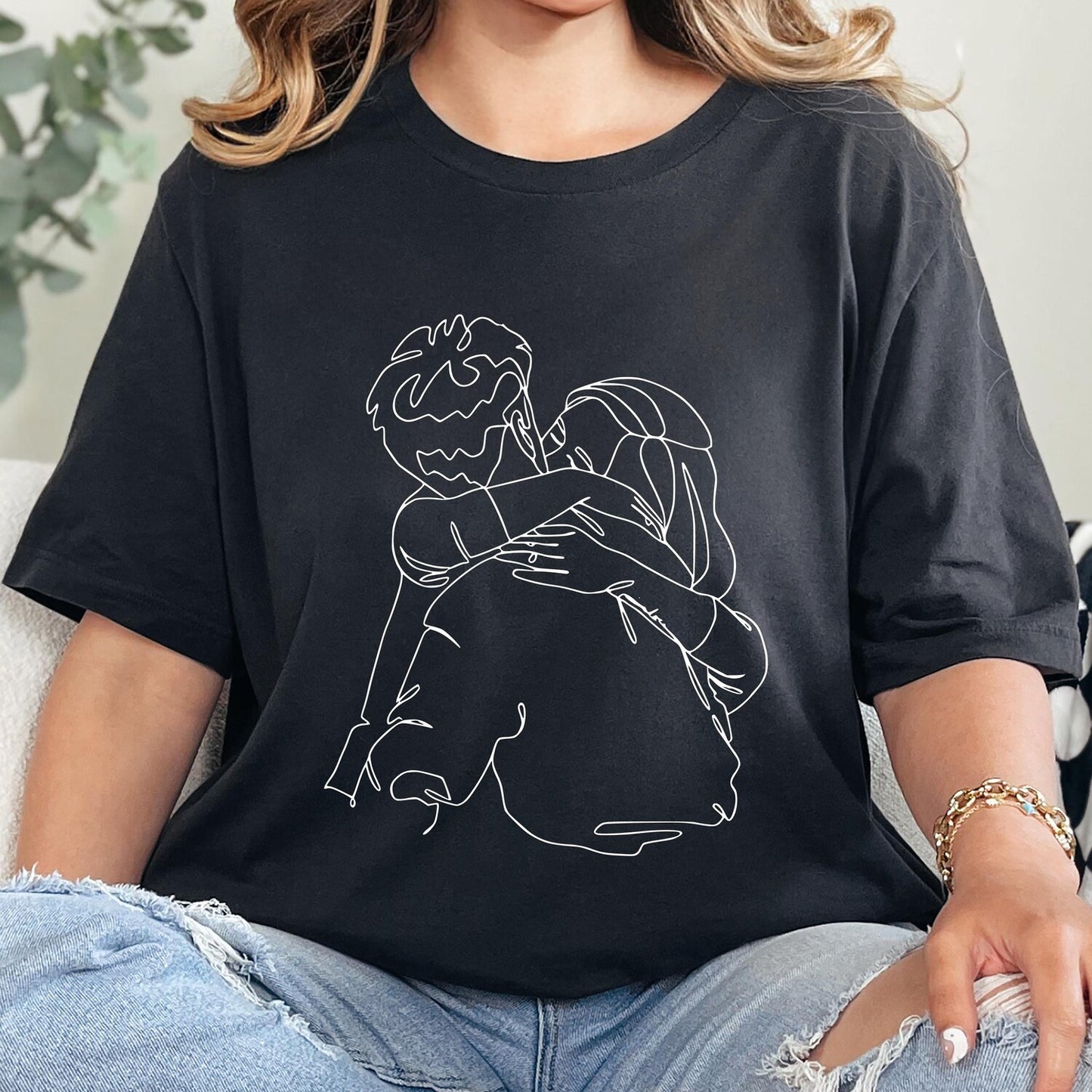 Emotional One Line Couple Hug Shirt, Minimalist Love T-Shirt, Anniversary Gift, Aesthetic Romantic Tee, Unisex Tee, One line art, Unisex Tee
