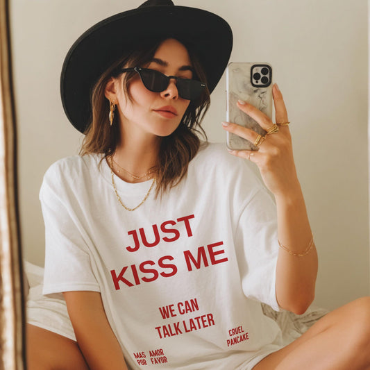 T-shirt with the inscription «Just Kiss Me»: romantic graphic T-shirt, minimalist unisex clothes symbolizing love & humor
