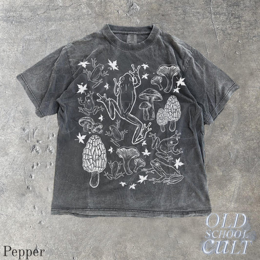 Frogs And Mushrooms Vintage Style Shirt, Retro Botanical Cottagecore Goblincore Tee, Vintage Aesthetic Nature Top, Dark Academia,Frog Lovers
